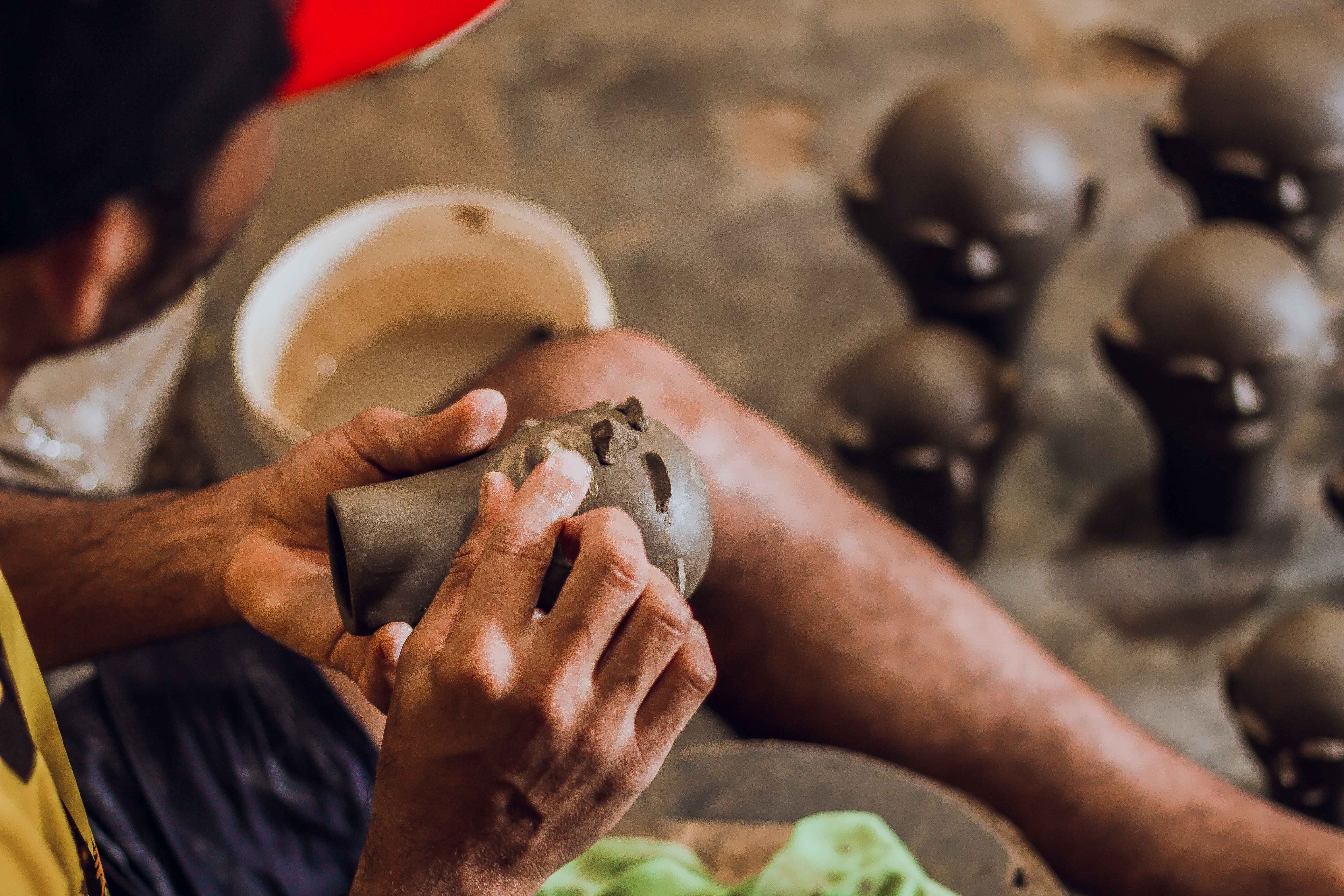 arte popular brasileira sendo feita