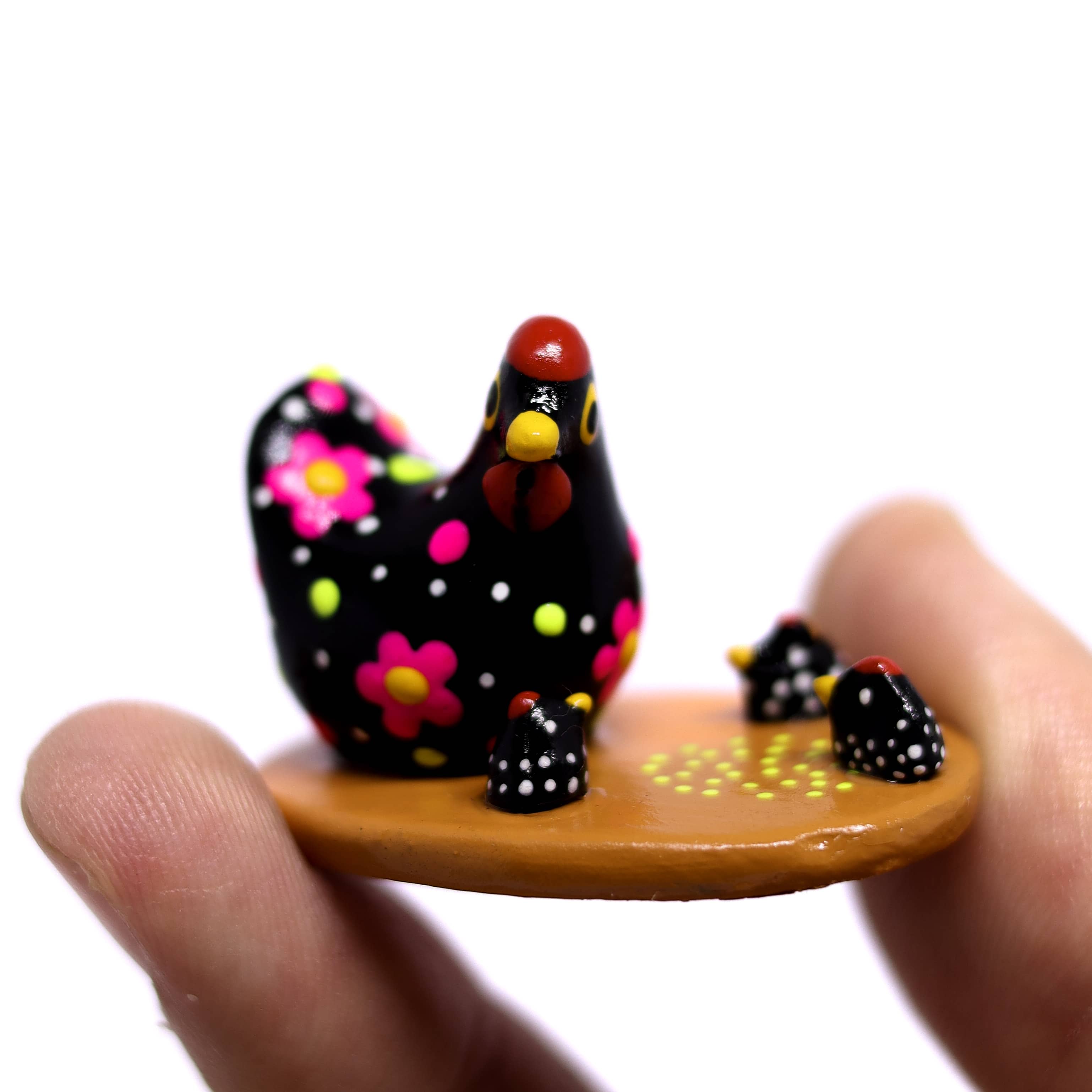 Miniatura Galinha Colorida em Cerâmica 04