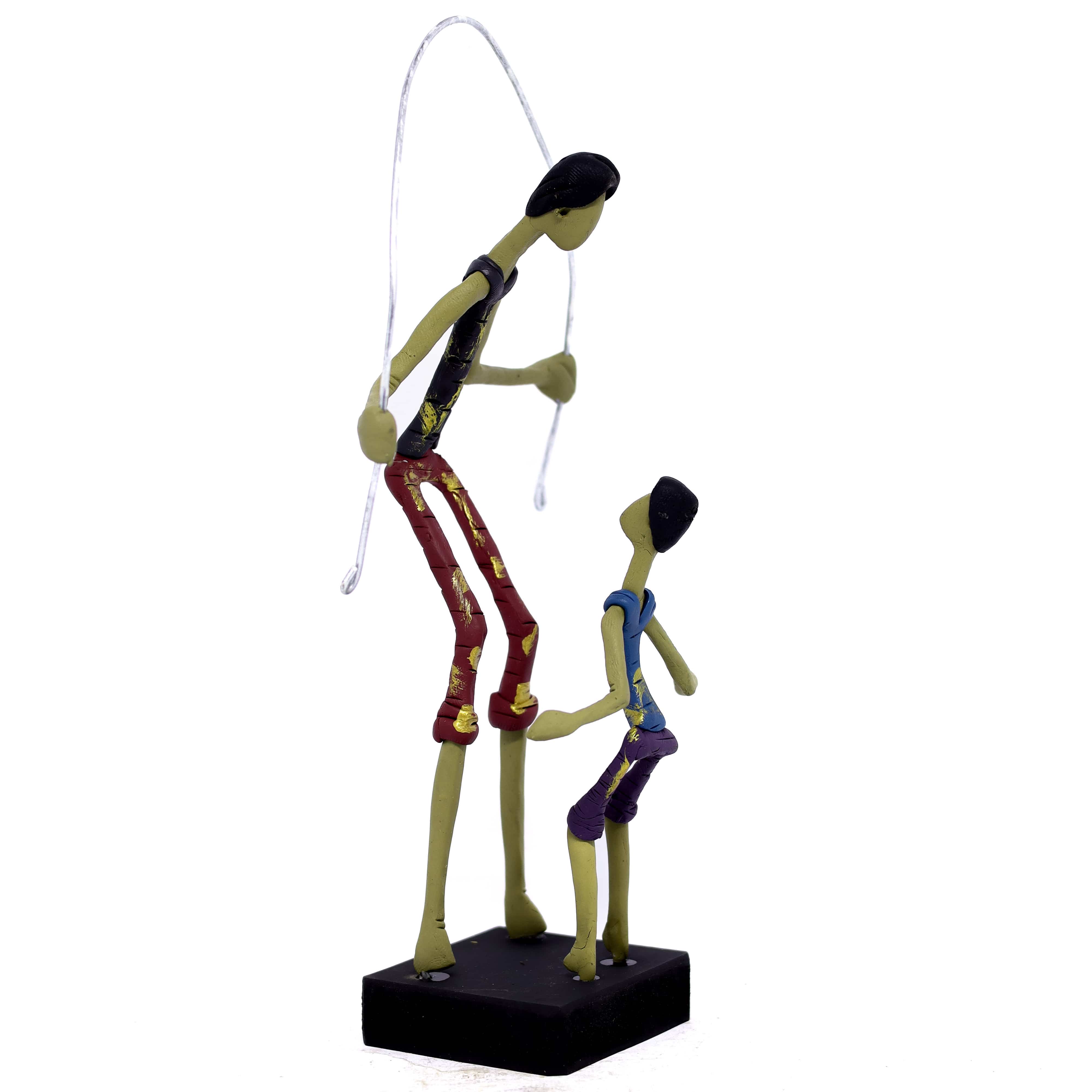 Escultura Pai e Filho Pulando Corda
