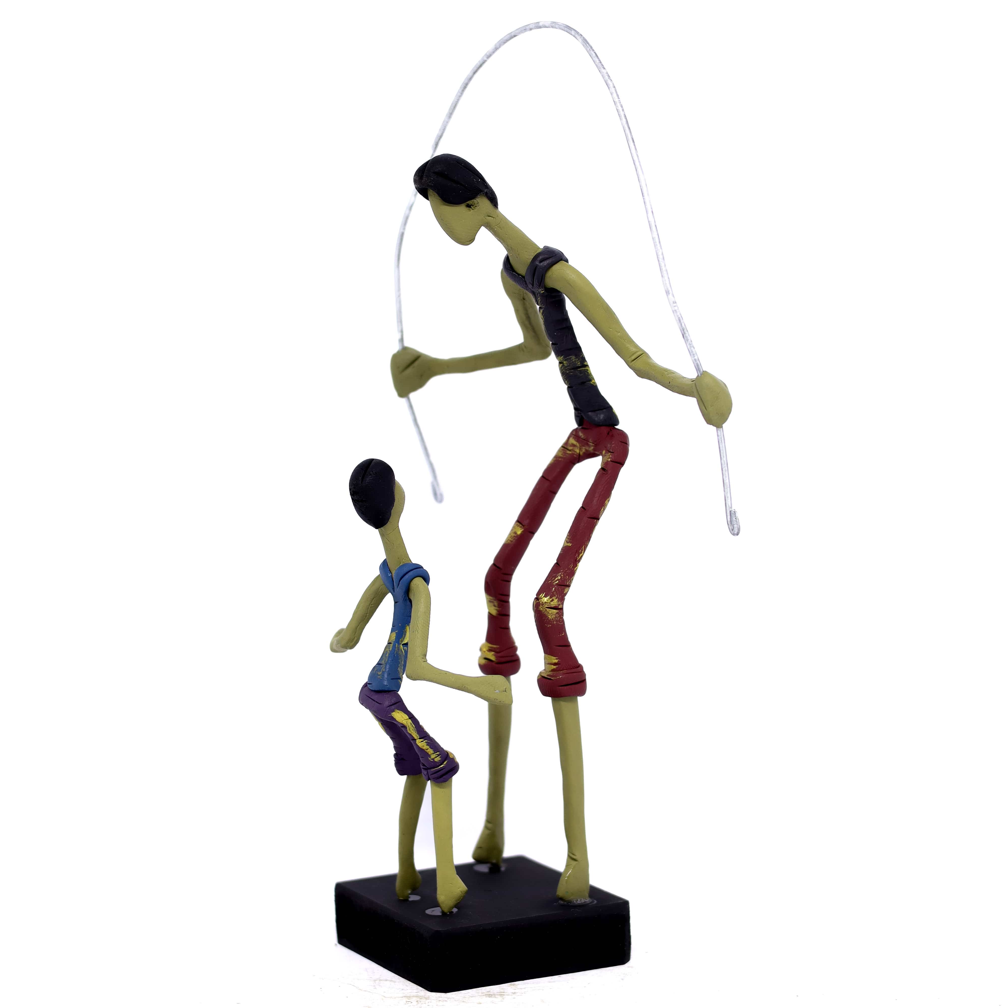 Escultura Pai e Filho Pulando Corda