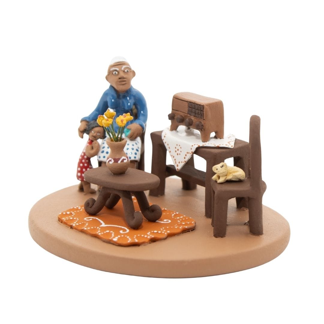 Miniatura Vovó Ouvindo o Rádio