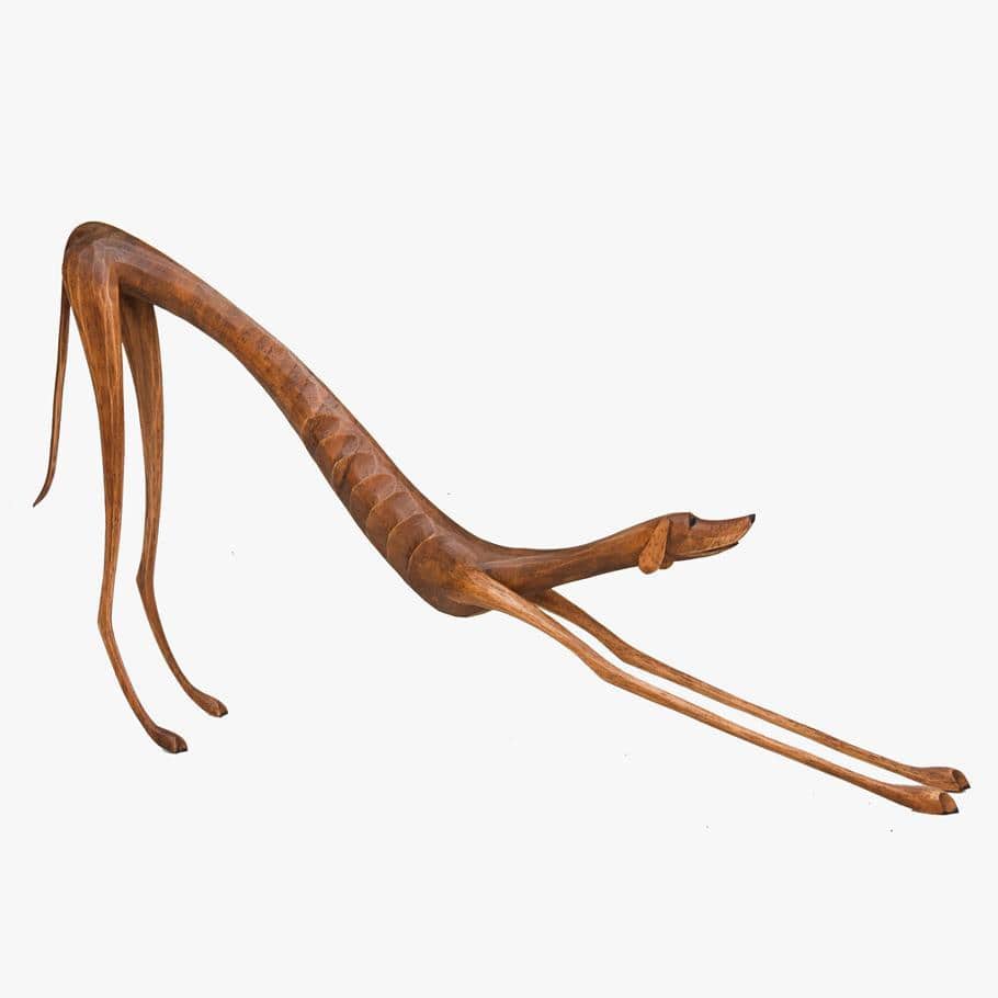 Escultura Cachorro Baleia em Madeira Espreguiçando