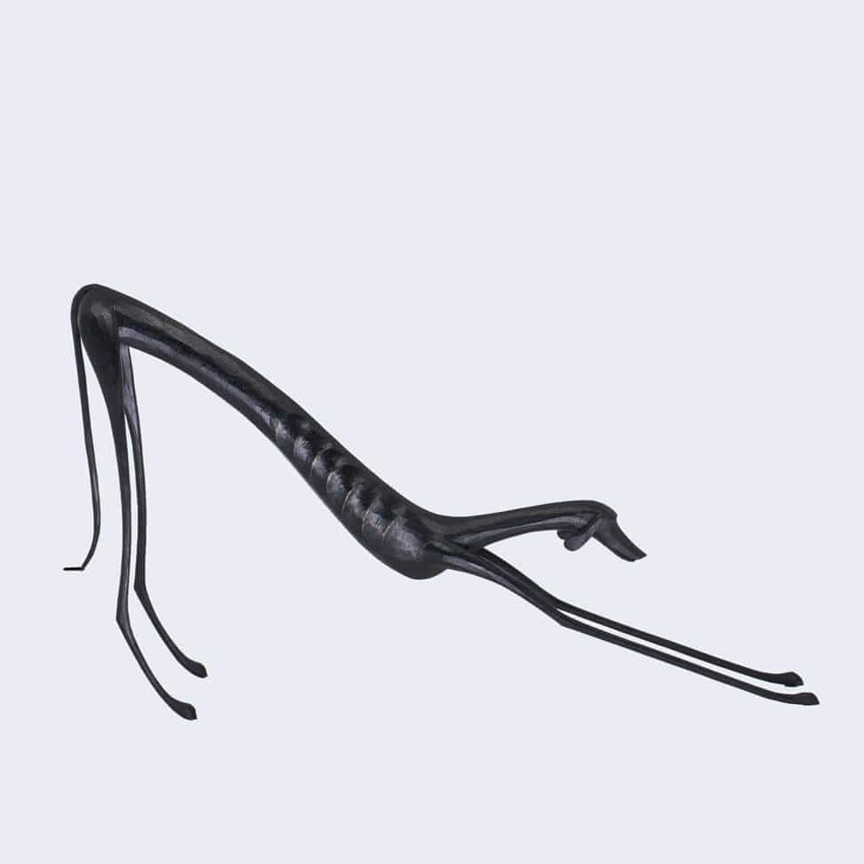 Escultura Cachorro Baleia em Madeira Espreguiçando