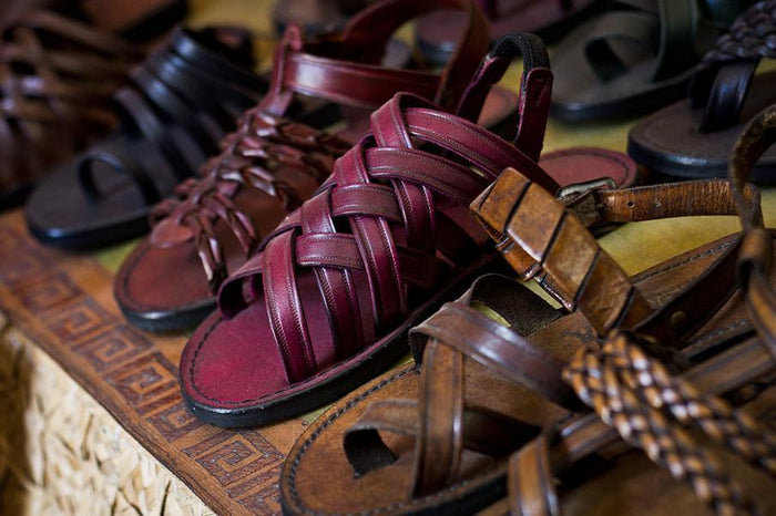 IDENTIDADE, TRADIÇÃO E CULTURA NOS PÉS: AS SANDÁLIAS DE COURO FEITAS POR ADILSON E ANTÔNIO