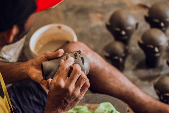 arte popular brasileira sendo feita