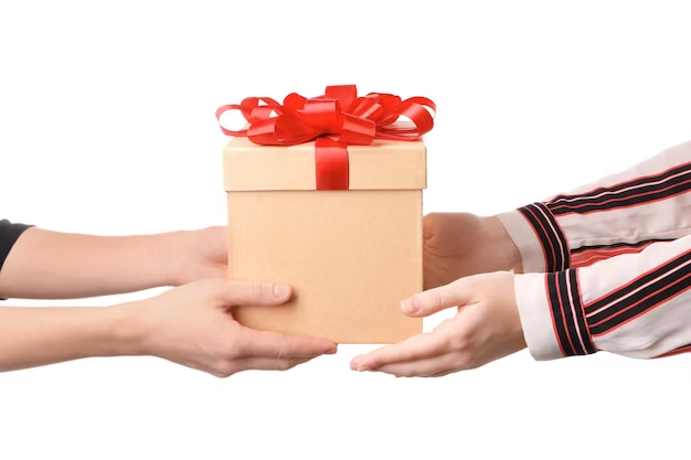 mulher recebendo presente