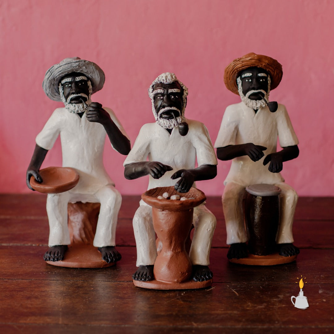 Foto de três imagens de Preto Velhos sentados