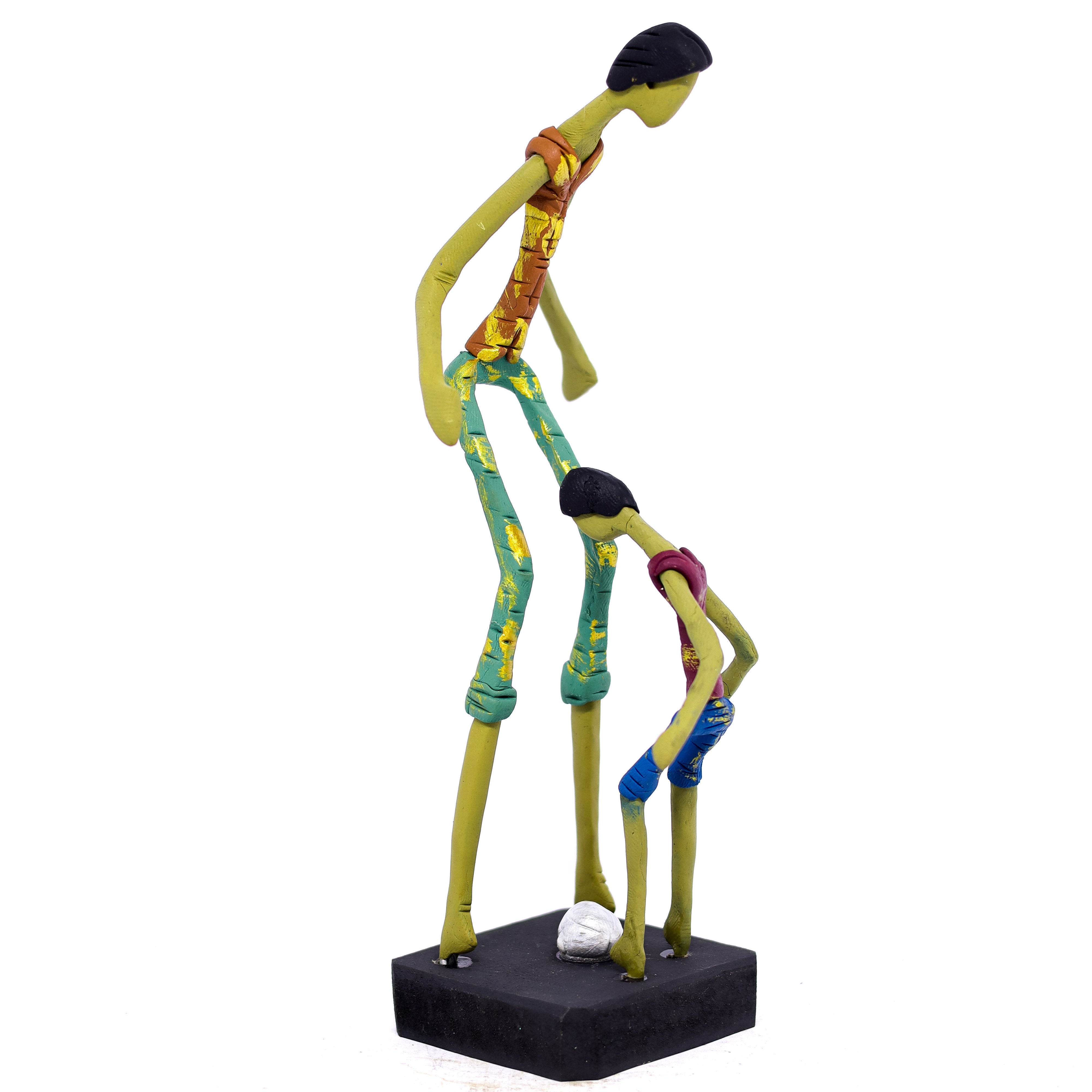Escultura Pai e Filho Jogando Bola