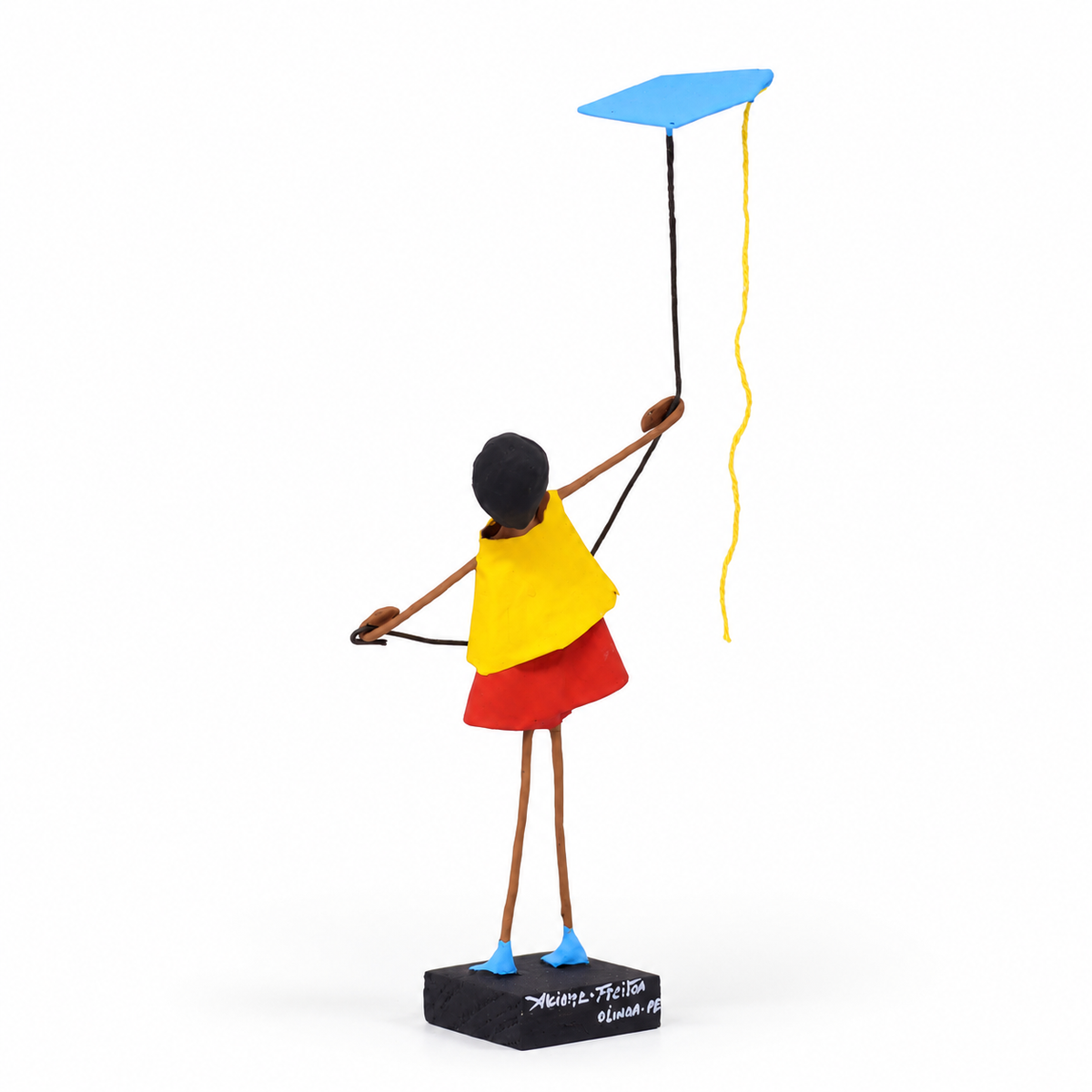 Escultura Brincadeira Infantil Empinando Pipa  - Amarelo