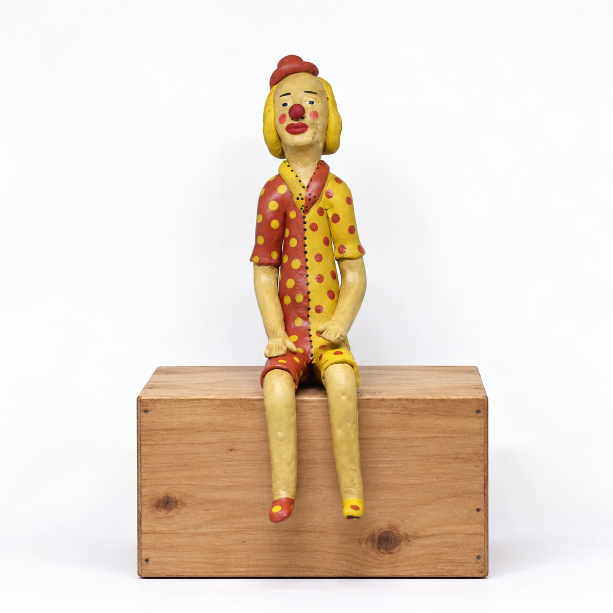 Escultura Palhaço Sentado em Cerâmica