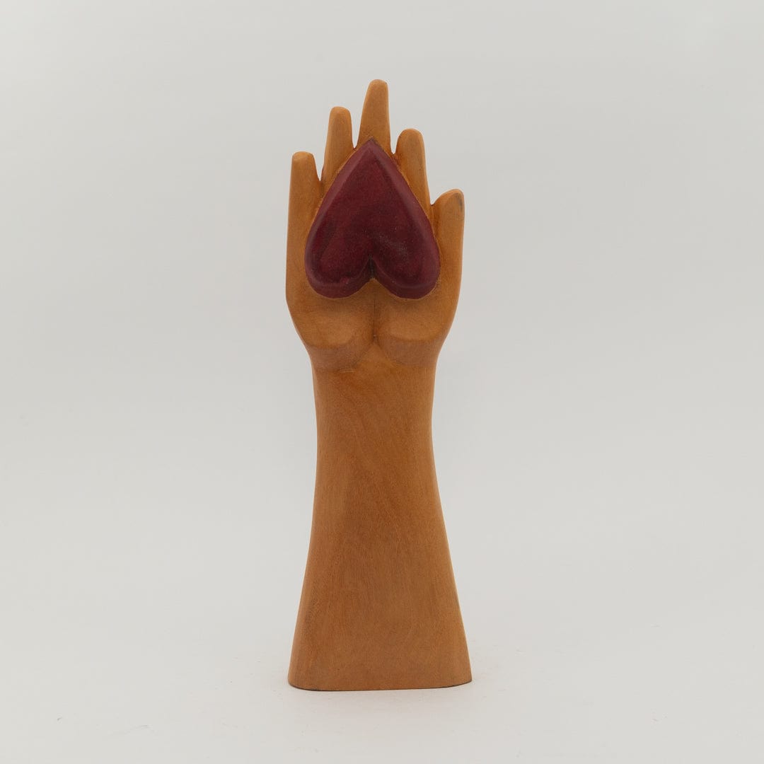 Escultura Ex-voto Coração na Mão em Madeira