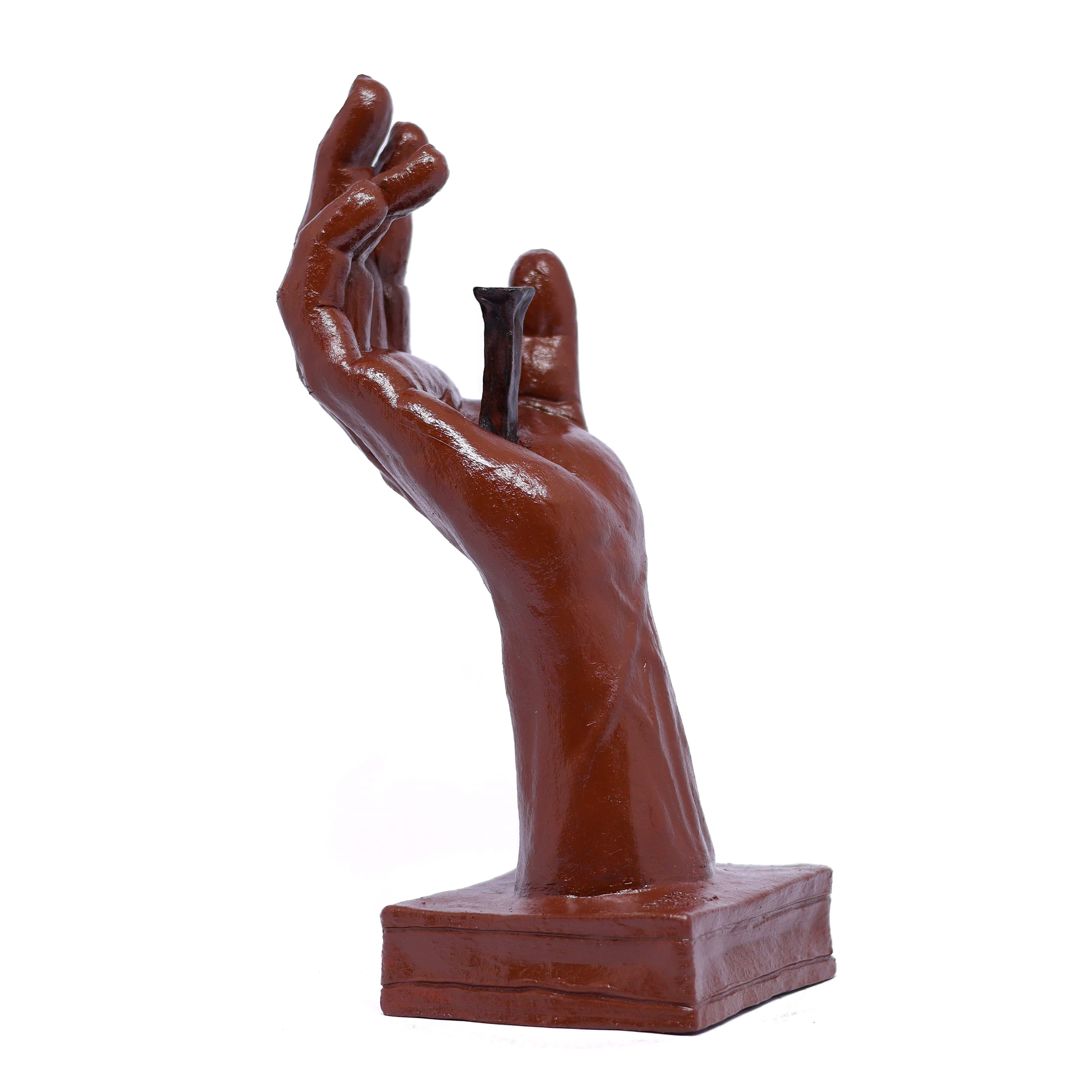 Escultura Mão com Cravo em Cerâmica