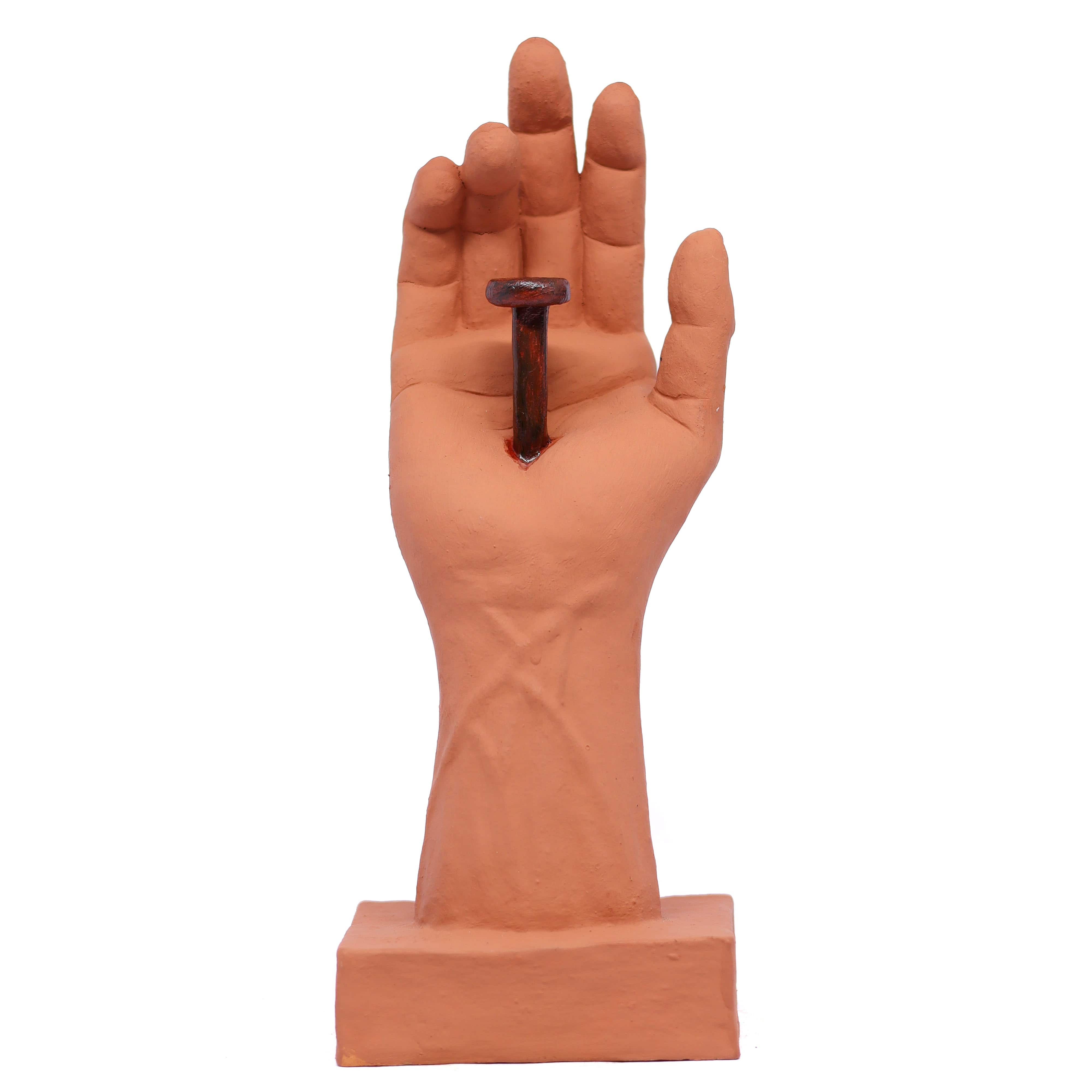 Escultura Mão com Cravo em Cerâmica