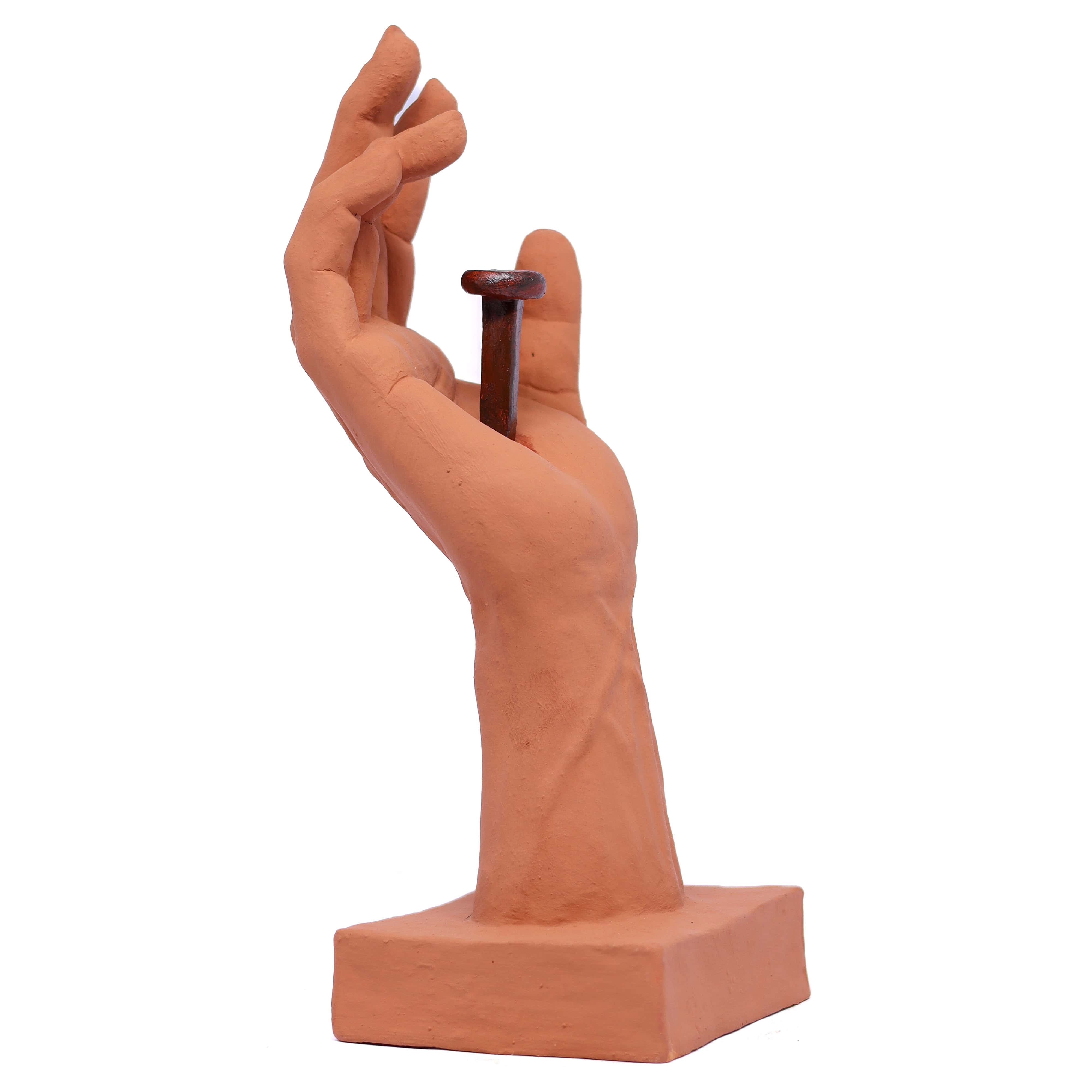 Escultura Mão com Cravo em Cerâmica