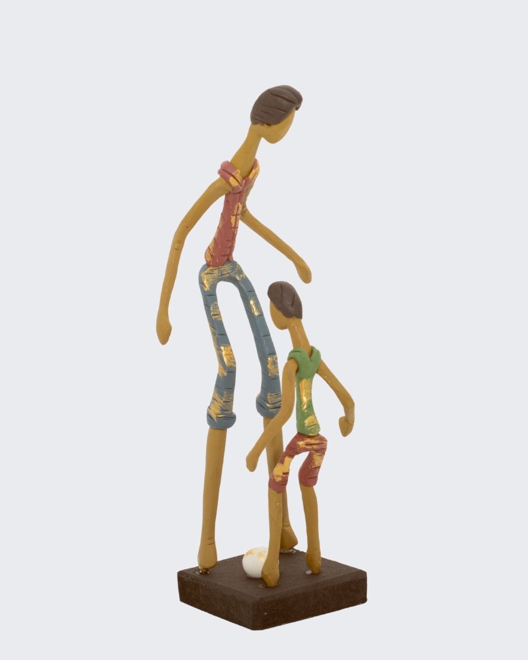 Escultura Pai e Filho Jogando Bola