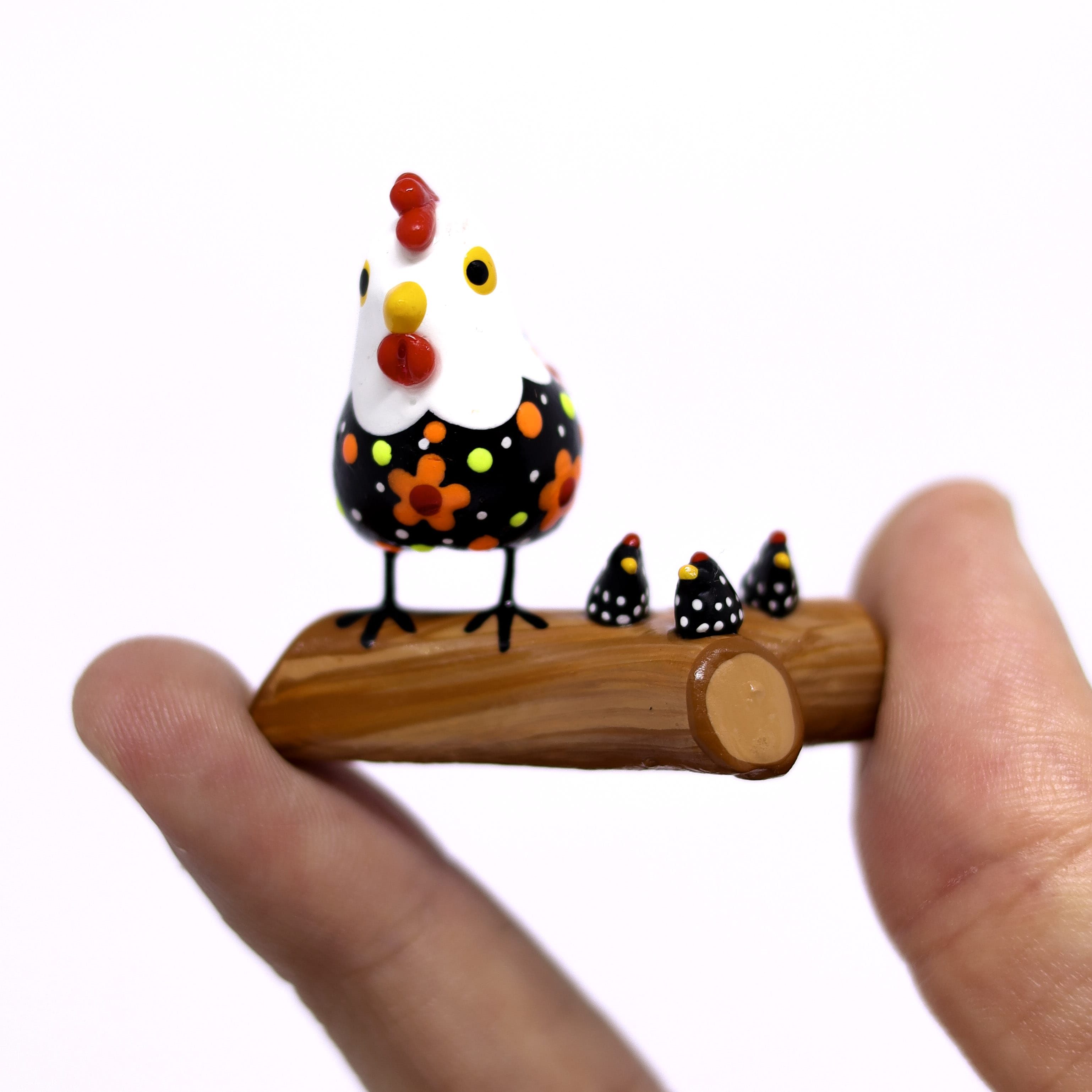 Miniatura Galinha Colorida em Cerâmica 02