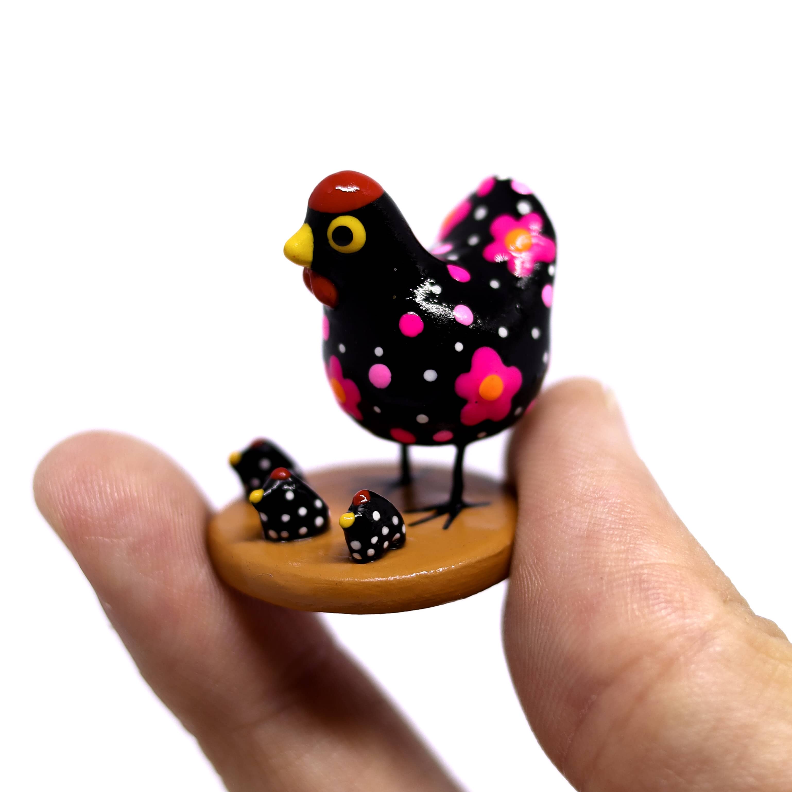 Miniatura Galinha Colorida em Cerâmica 05