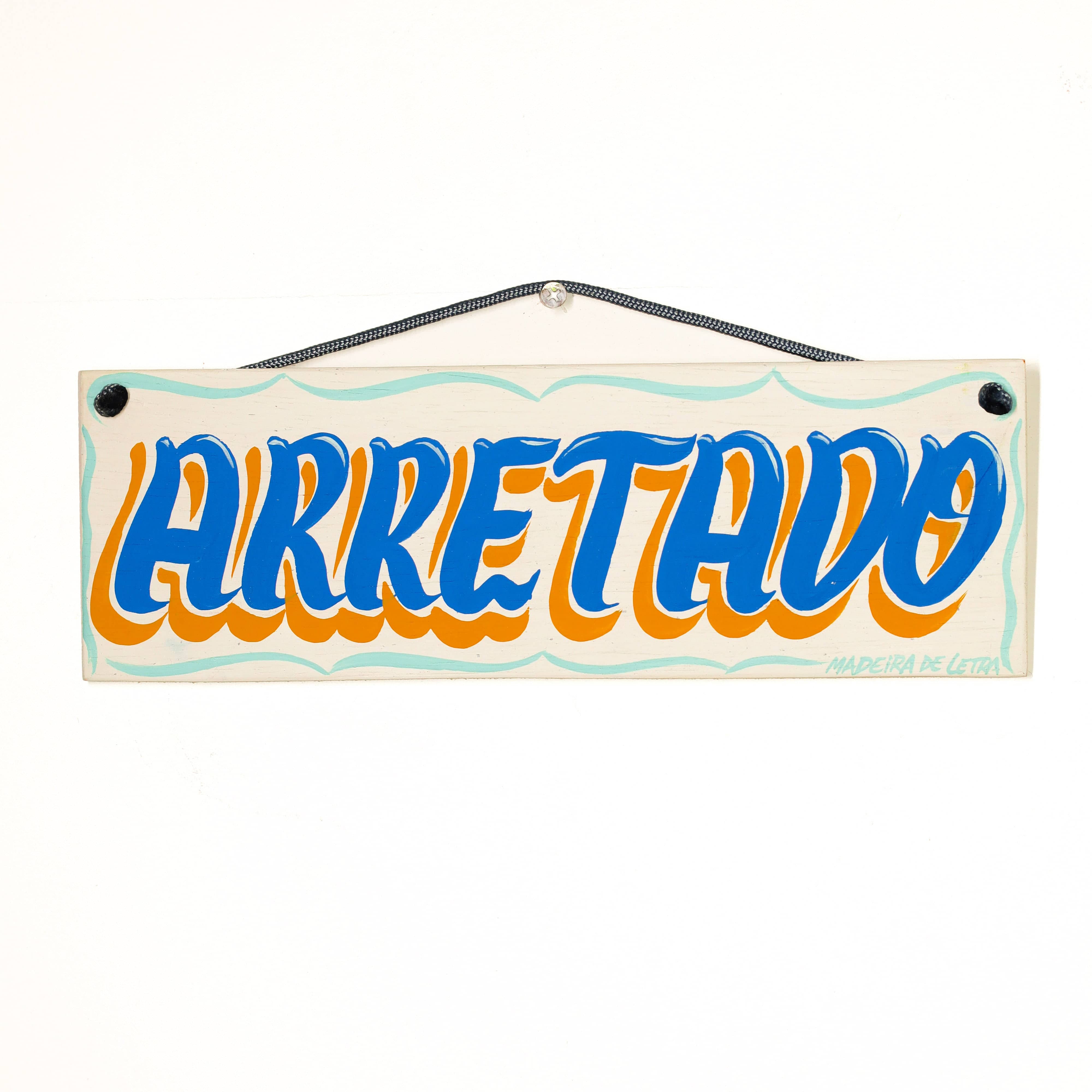 Placa Arretado em Madeira 27X09