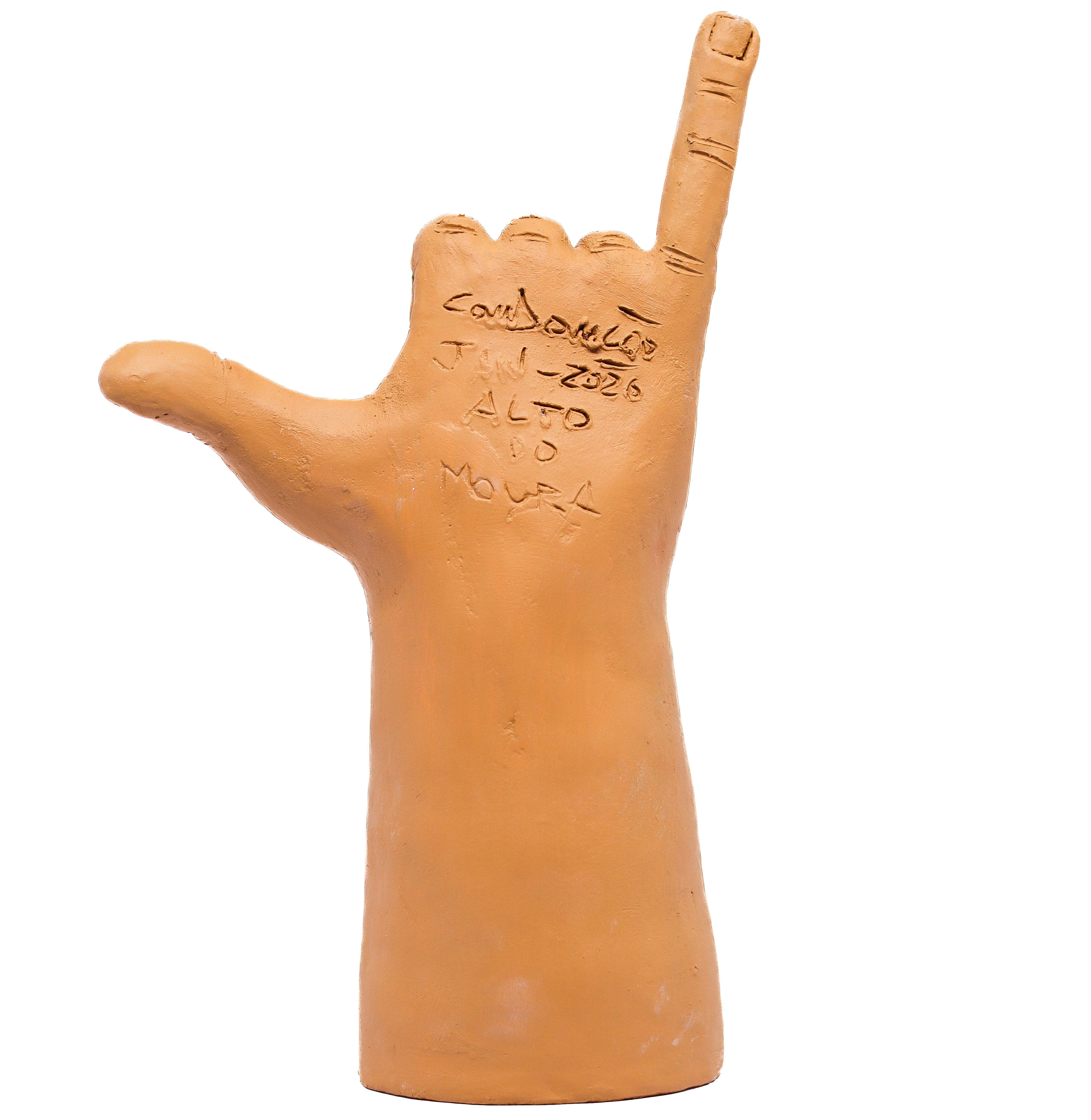Escultura Hang Loose em Barro