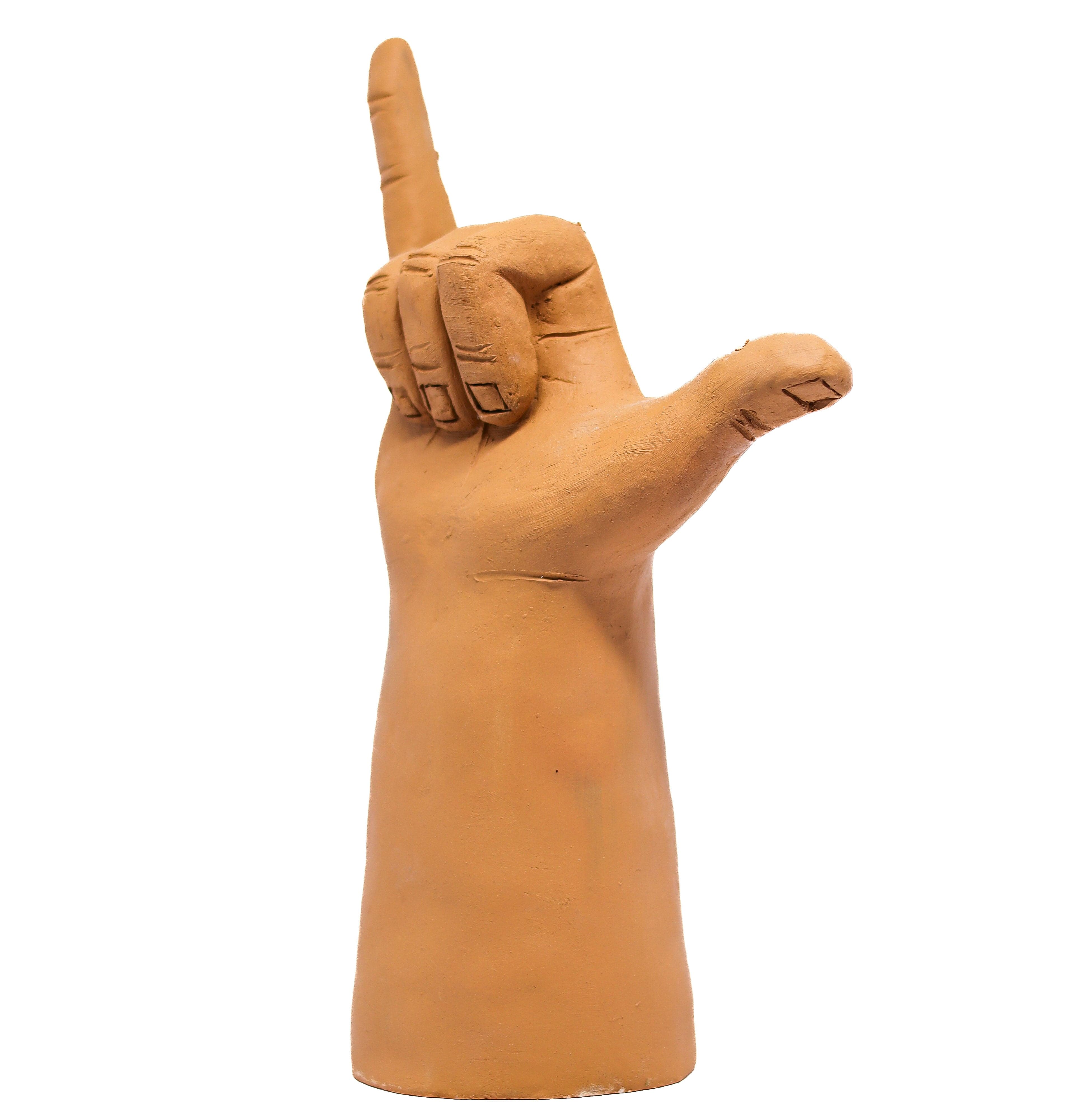 Escultura Hang Loose em Barro
