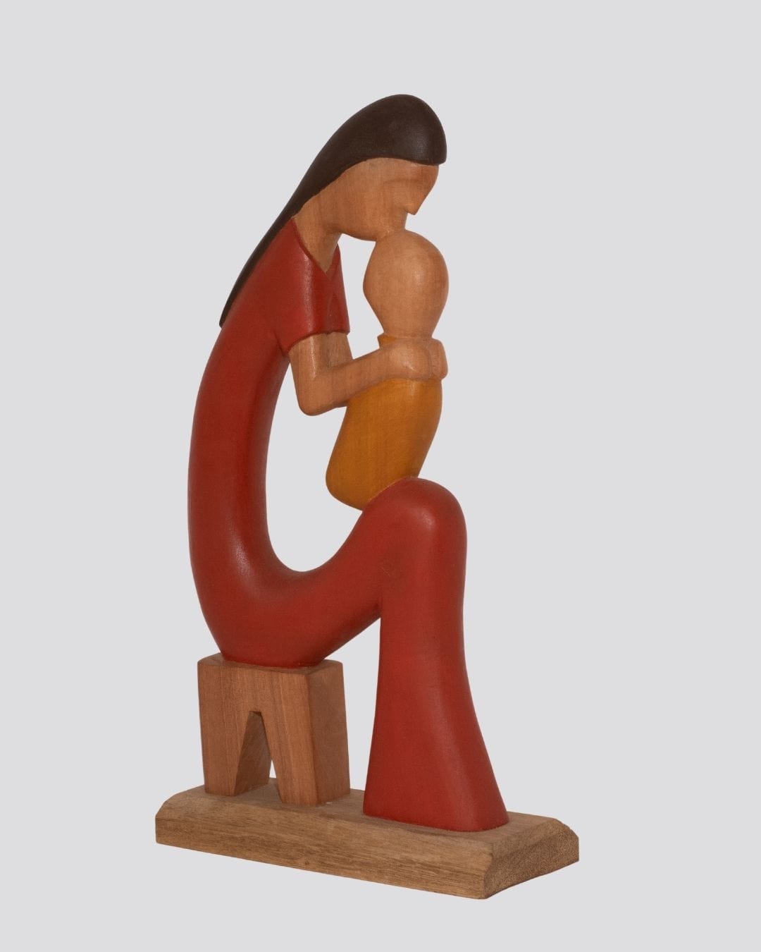 Escultura Gestante Madeira sentada beijando color G