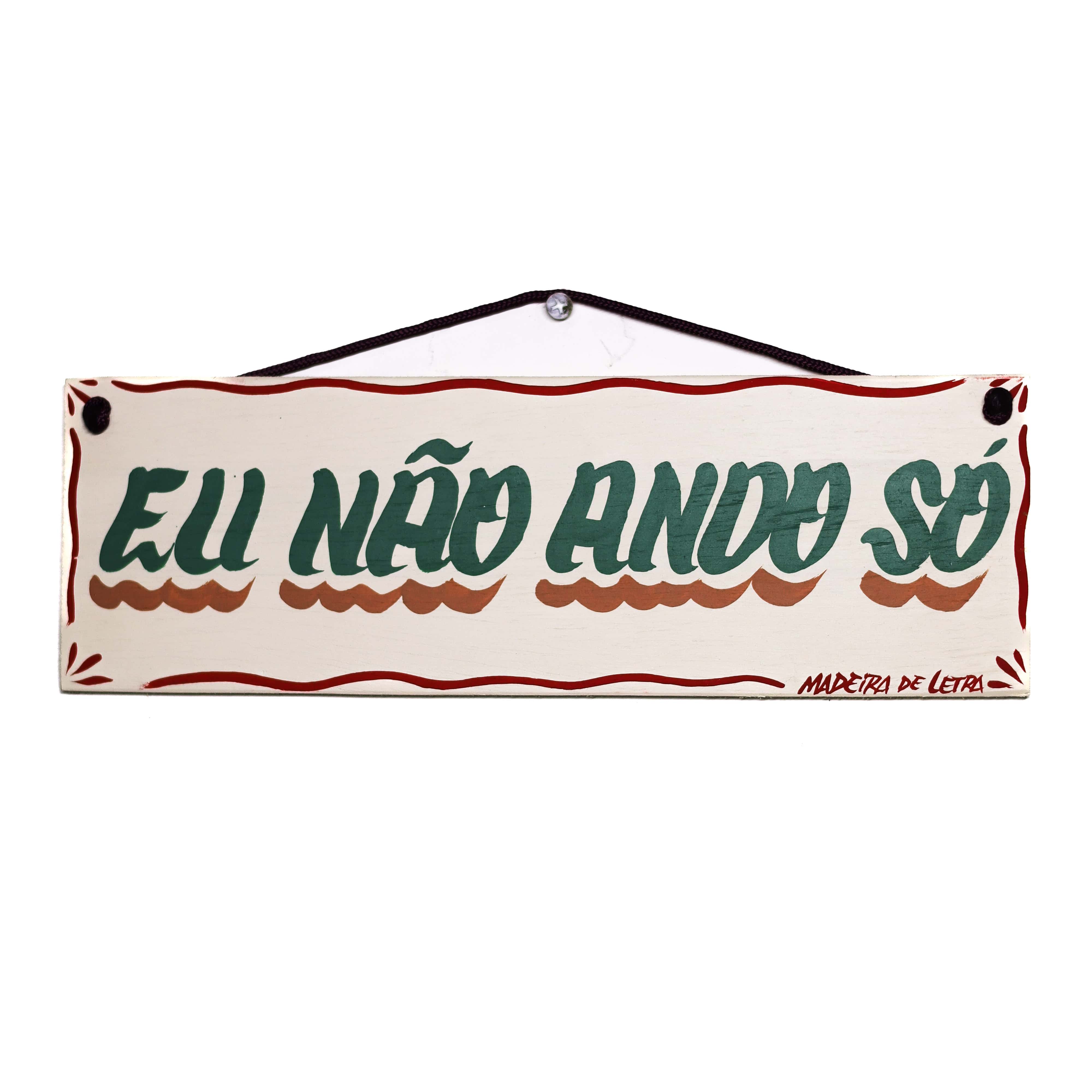 Placa Eu Não Ando Só em Madeira 27X09