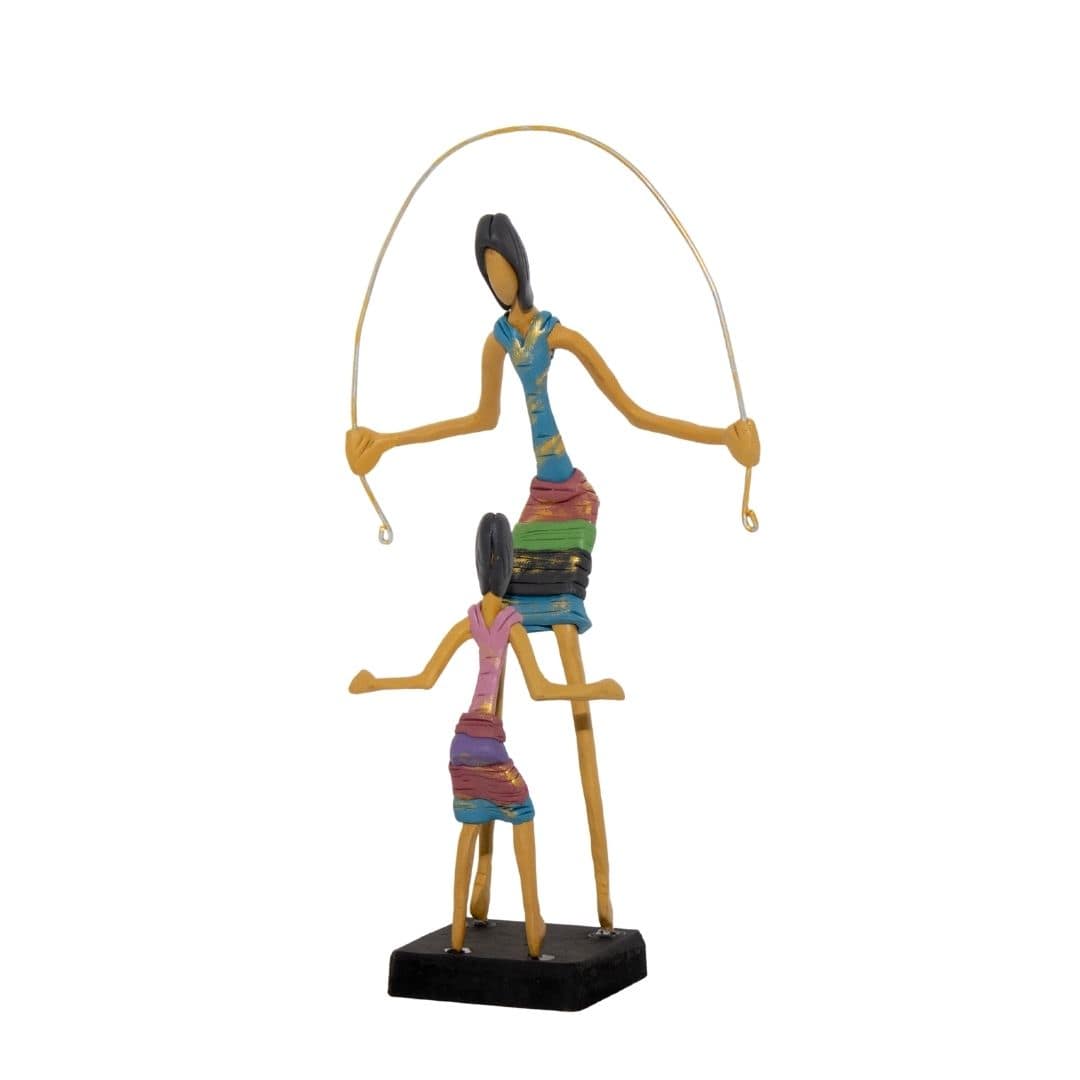 Escultura Mãe e Filha Pulando Corda