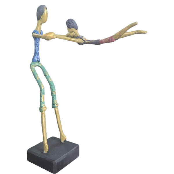 Escultura Pai e Filha girando