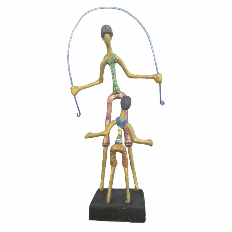 Escultura Pai e Filho pulando corda