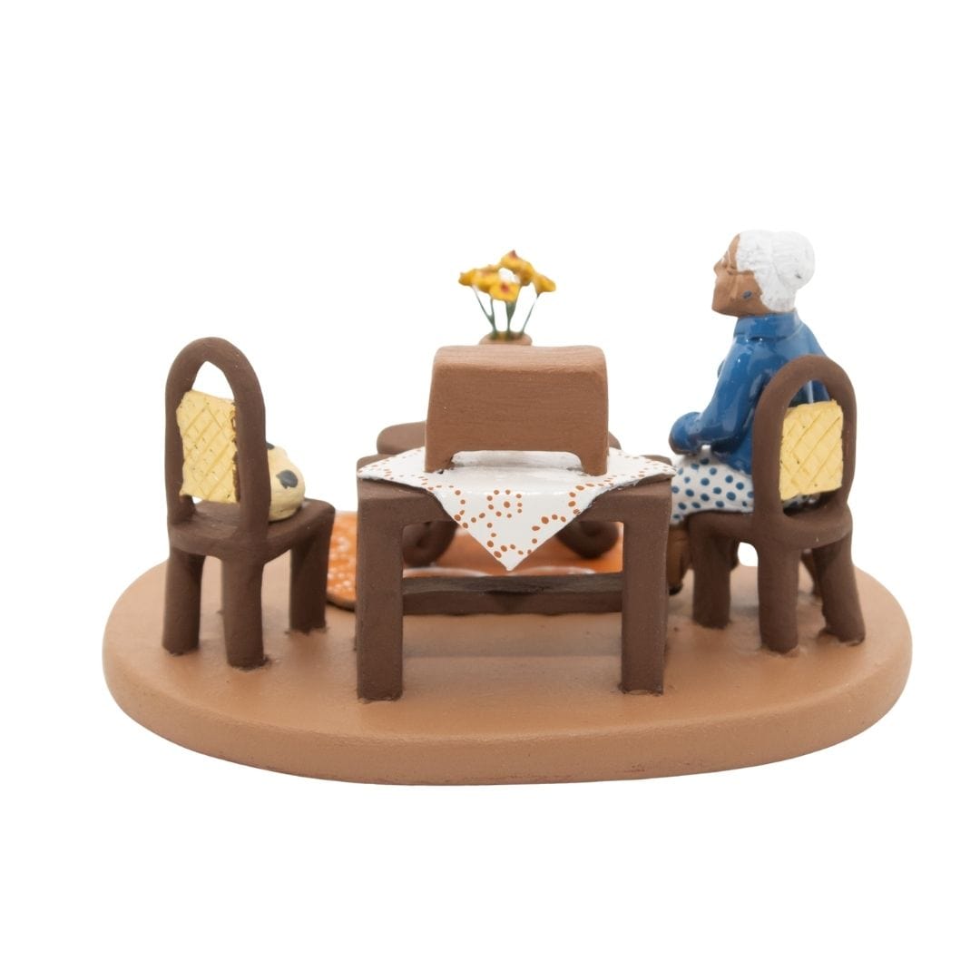 Miniatura Vovó Ouvindo o Rádio